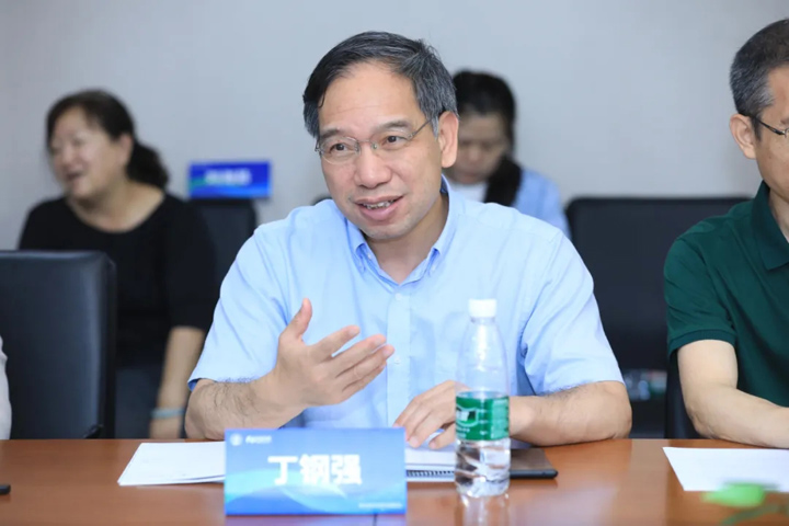 中国疾病预防控制中心营养与健康所所长兼党委书记、国家卫生健康标准委员会营养标准专业委员会主任委员丁钢强