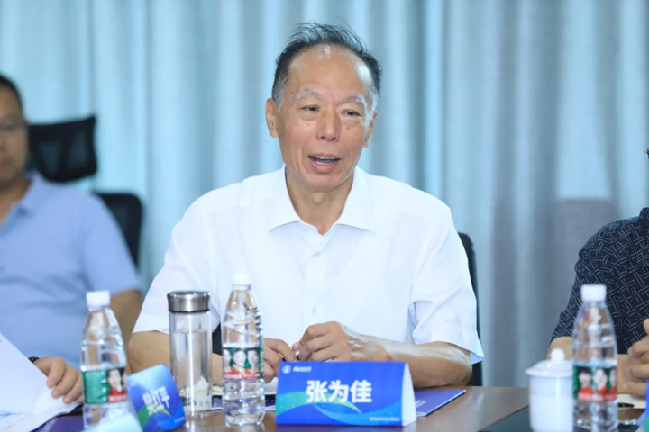中国保健协会党支部书记张为佳代表主办方致辞